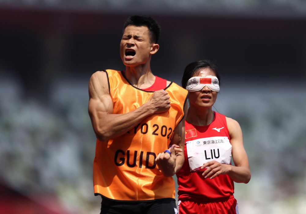 预告片中吴京饰演的宇航员和俄罗斯籍的同伴一起在空间站执行任务